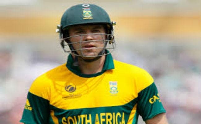 चैंपियंस ट्रॉफी में बुरी तरह हार के बाद स्वदेश लौटे डिविलियर्स कहा, भविष्य पर फैसला अगस्त में