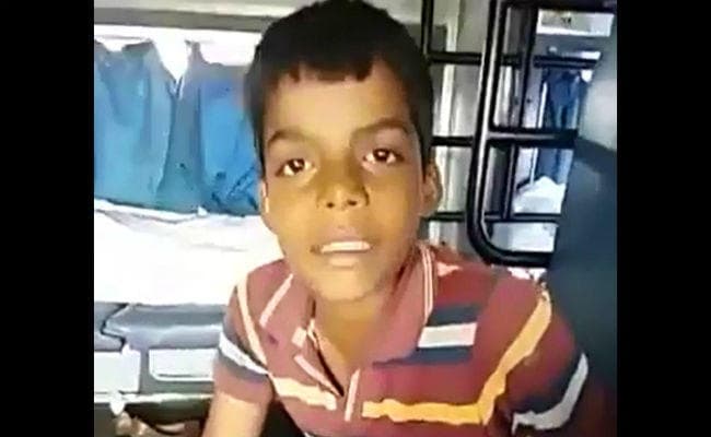 VIDEO : ट्रेन में अखबार बेच रहे उच्‍च जाति के एक बच्‍चे का दर्द उसी की जुबानी