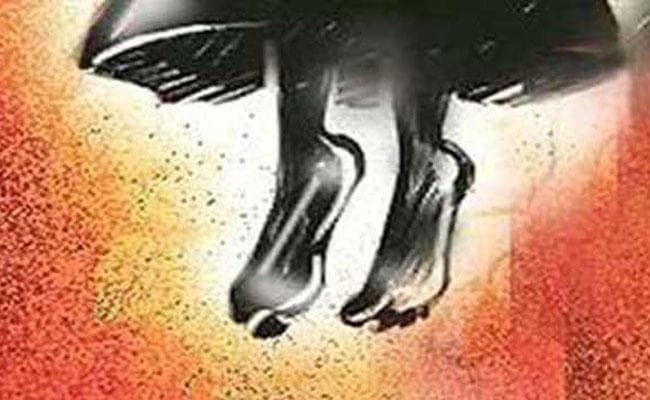 पत्नी को मार कर पंखे से लटकाने का आरोप, लोगों का भड़का गुस्सा