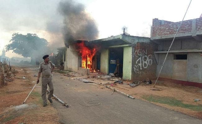 गिरिडीह : देवरी में मरा मवेशी मिलने के बाद आगजनी-पथराव, लाठीचार्ज