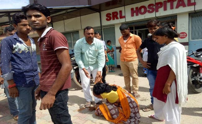 बेटी को डोली पर विदा करना चाहता था कैंसर पीड़ित पिता, स्कूल वैन ने रौंदा, तो...