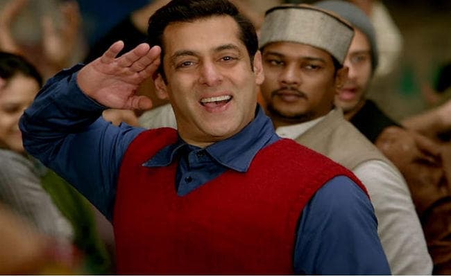 OMG : #Tubelight देखने आये सलमान के फैंस ने थिएटर में जलाये पटाखे, 9 गिरफ्तार