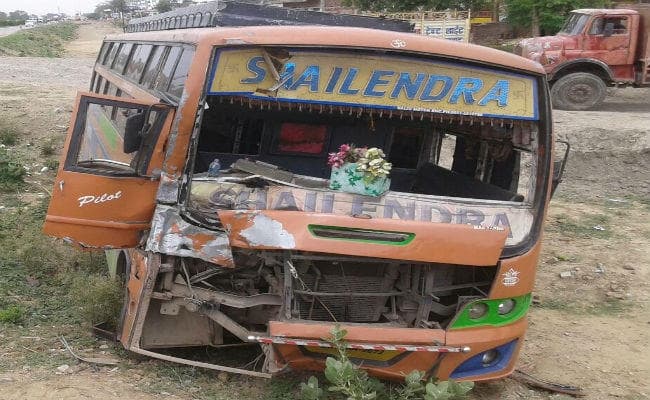रांची से गाजीपुर जा रही शैलेंद्र बस औरंगाबाद में खाई में उतरी, दर्जन भर यात्री घायल