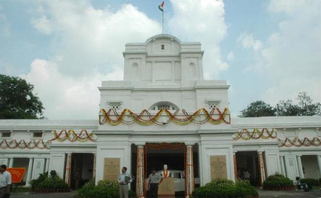 आम आदमी पार्टी के विधायक हैं या ‘गुंडे’, मंत्री पर कागज फेंका, तो विधानसभा के बाहर पीटा