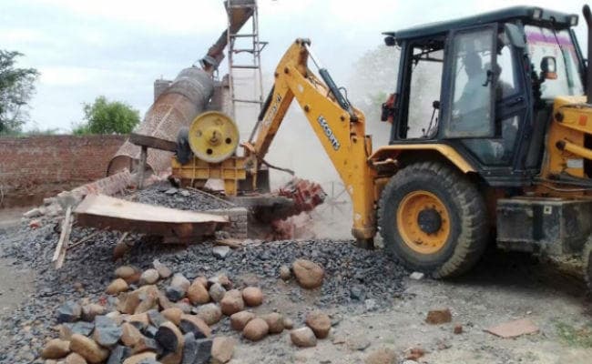 5 अवैध क्रशर, 4 पर कार्रवाई कर लौट रहे CO को बनाया बंधक, पांचवें पर कार्रवाई के बाद छोड़ा