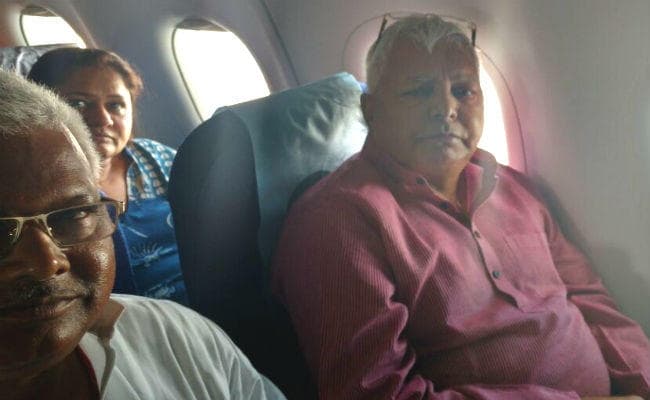 चारा घोटाला : पेशी के लिए लालू पहुंचे रांची, कहा - महागंठबंधन में कोई फूट नहीं, बहुत मजबूत है