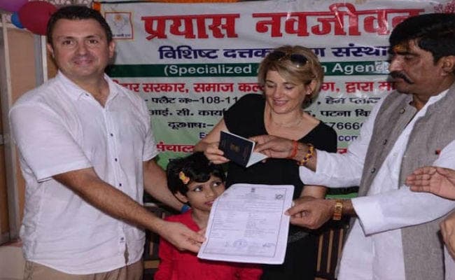 घरवालों ने लावारिस छोड़ा, विदेशी दंपती ने बनाया अपने बगिया का फूल