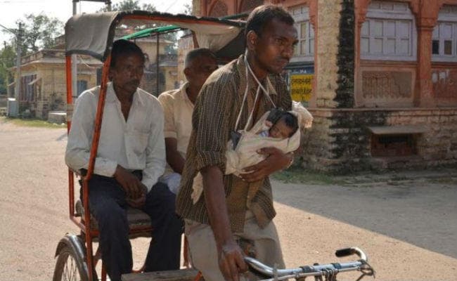 23 लाख रुपये के साथ तन्हा हुई रिक्शेवाले की बेटी, पिता की मौत