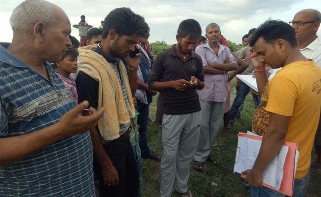 प्रताड़ना से तंग आकर महिला ने बच्चों के साथ ट्रेन से कट कर दे दी जान, ग्रामीणों ने क्या कहा, देखें वीडियो