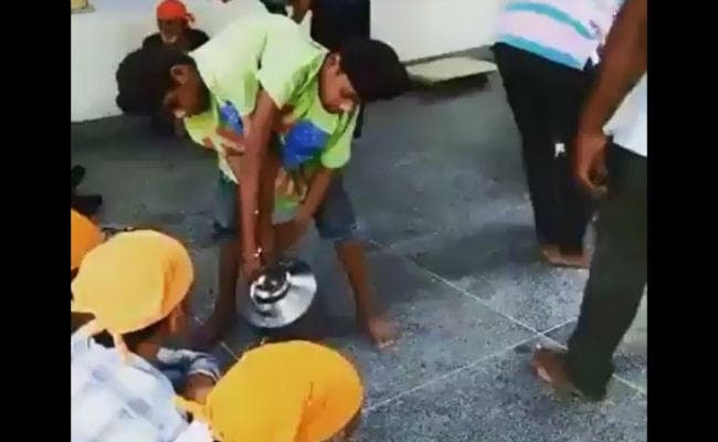 VIDEO : देखें कैसे ये जुड़वा बच्‍चे लंगर में कर रहे हैं सेवा कार्य