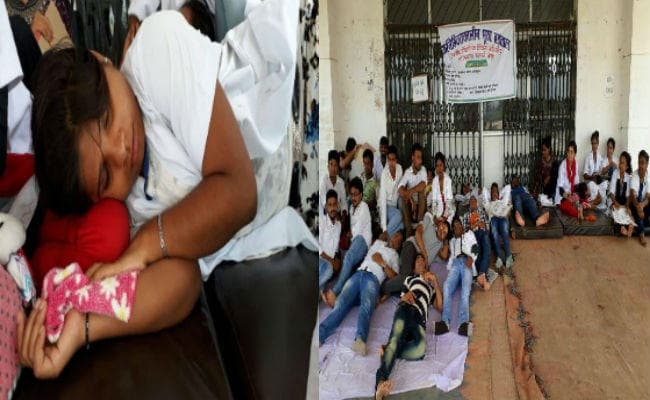 गोड्डा : होमियोपैथिक कॉलेज में भूख हड़ताल, दो की हालत बिगड़ी