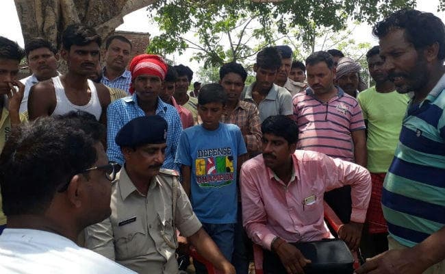 सादे लिबास में पहुंची पुलिस को ग्रामीणों ने समझा अपहर्ता, पुलिसकर्मियों को बनाया बंधक