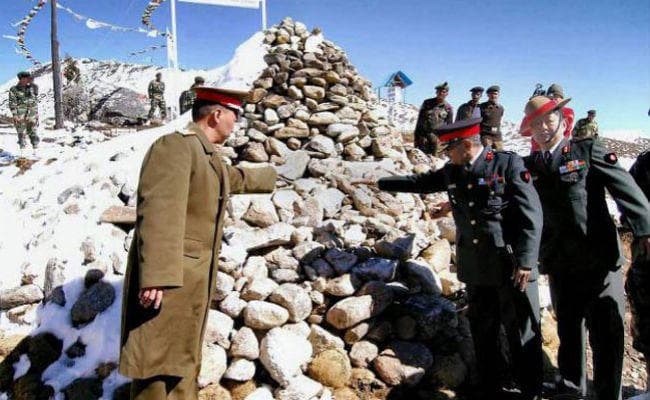 चीन से तनातनी के बीच सेना प्रमुख सिक्किम में, तैयारियों का लिया जायजा