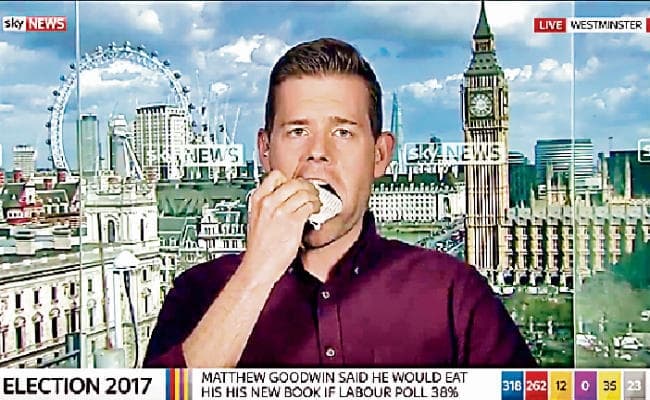 अखिर क्‍यों लाइव शो के दौरान अपनी ही लिखी किताब के पन्ने चबा गये लेखक?