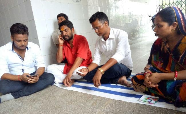 मरीजों का हाल पूछने पहुंची जिप अध्यक्ष से अस्पताल में दुर्व्यवहार, धरने पर बैठे जीप अध्यक्ष व सदस्यों ने क्या कहा, देखें वीडियो