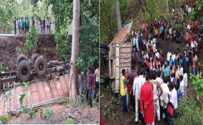 कोडरमा : मोरम लदा दस चक्का ट्रक खाई में गिरा, पांच की मौत