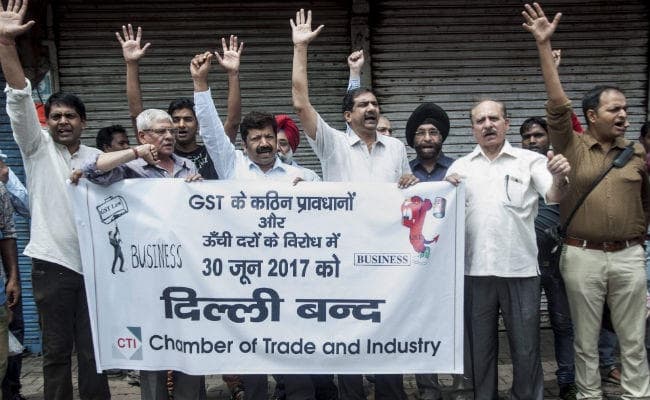 जीएसटी के खिलाफ देश के कई हिस्सों में प्रदर्शन, उप्र में व्यापारियों ने ट्रेन रोकी