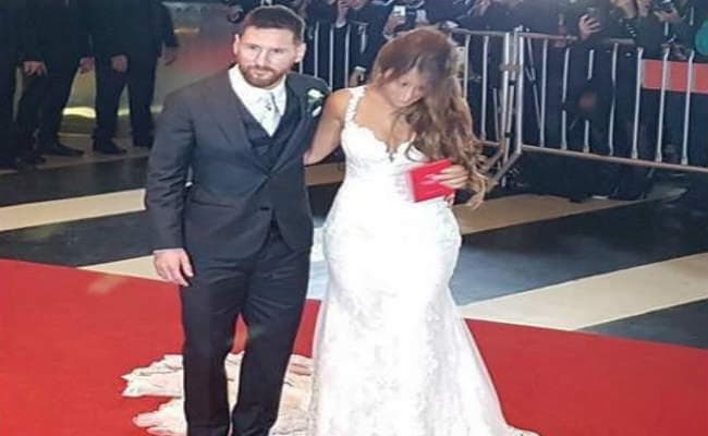 फुटबॉल स्टार मेस्सी ने बचपन की दोस्त एंटोनेला रोकुजो से रचाई शादी, शामिल हुईं शकीरा