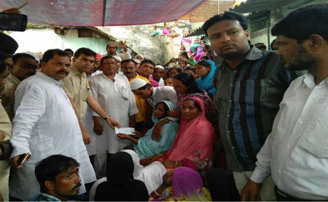 #notinmyname रामगढ़ में भीड़ का शिकार बने अलीमुद्दीन की पत्नी को SDO ने सौंपा दो लाख का चेक