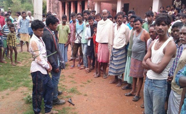 गुमला : दो अपराधी लूटपाट करने पहुंचे, ग्रामीणों ने पीटा, रातभर बिजली पोल में बांधकर रखा