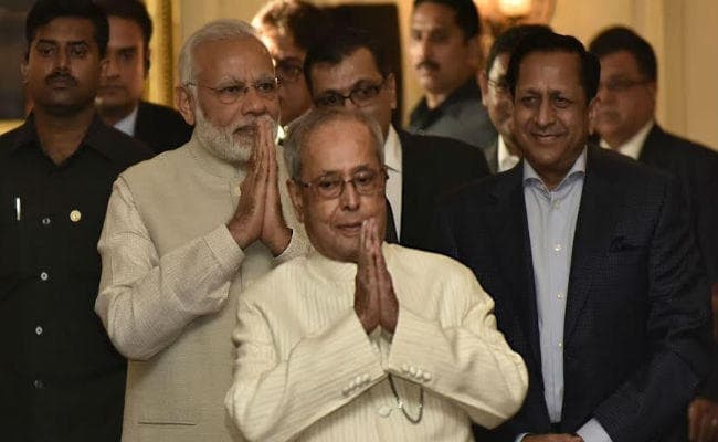 IN PICS: भावुक हुए पीएम मोदी कहा- प्रणब मुखर्जी ने पिता की तरह मेरा रखा ख्याल