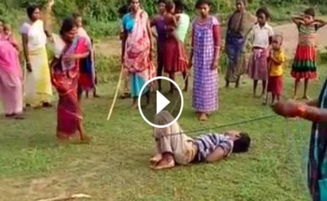 Video : देखिये, दुमका में दुष्कर्म के आरोपी को आदिवासी महिलाअों ने कैसे पीट-पीट कर मार डाला