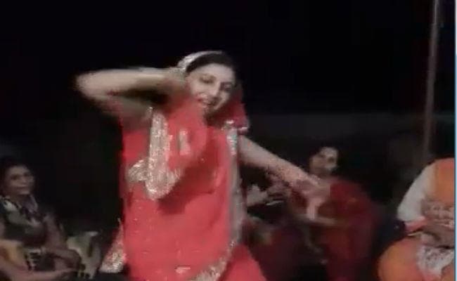 बेबाक-बिंदास महिला, देखें वीडियो