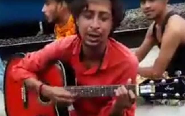 रेलवे स्टेशन पर चला अजनबी युवक की आवाज का जादू... देखें वीडियो