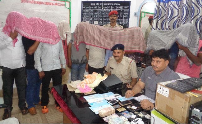 मिहिजाम पुलिस ने की बड़ी कार्रवाई, साइबर क्राइम के 11 आरोपी गिरफ्तार