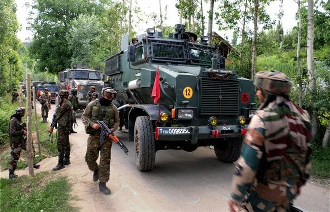जम्मू कश्मीर : मुठभेड़ में दो आतंकी ढेर, तीन जवान समेत सात लोग घायल