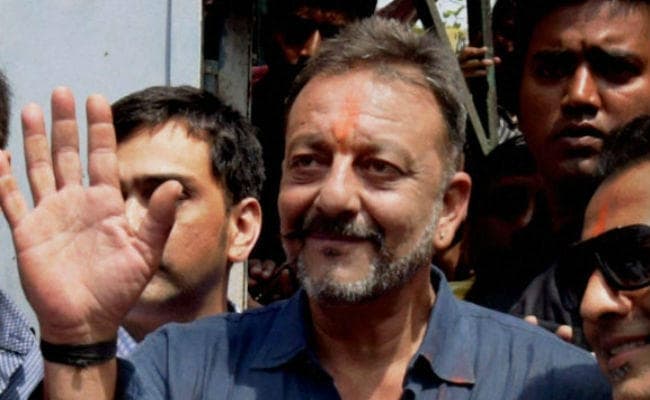 HC ने फड़णवीस सरकार से पूछा- दो हफ्तों में बतायें संजय दत्‍त को जल्‍द रिहा क्‍यों किया ?