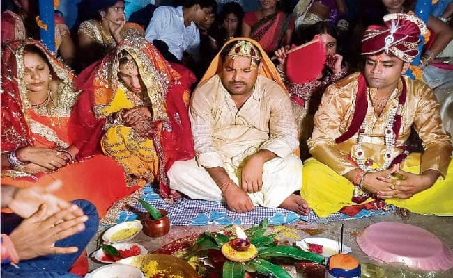 अमनौर विधायक ने मंदिर में सादगी से की बेटी की शादी