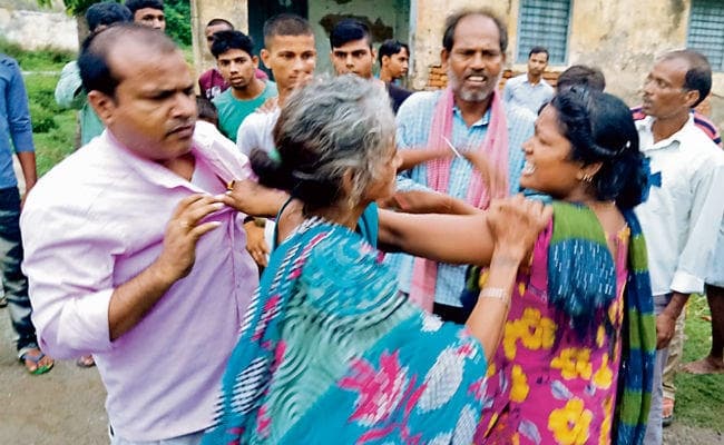 VIDEO: जानिए क्‍यों महिला ने अंचल कार्यालय में सीओ को दौड़ा-दौड़ा कर पीटा