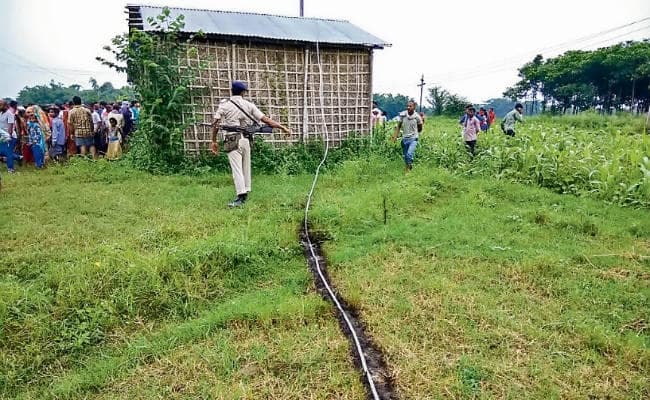 बारिश से बचने को टीन शेड के घर में छिपी थीं हाइटेंशन तार गिरा, चपेट में आकर छह की मौत