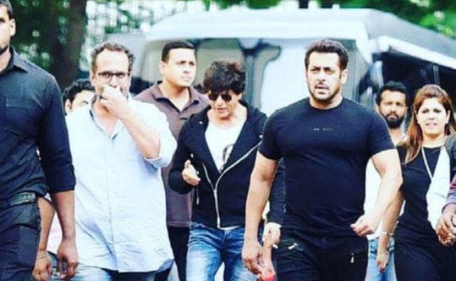 PHOTO: ''किंग खान'' के तोहफे ने ''भाईजान'' को चौंकाया...