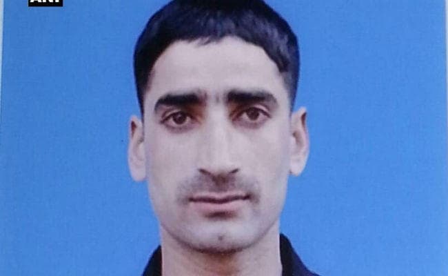 कश्मीर : पुलवामा में सेना के कैंप से AK-47 लेकर फरार हुआ जवान, अलर्ट जारी