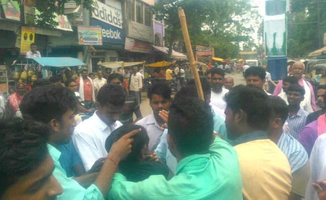 पॉकेटमारी के आरोप में युवक को लोगों ने पकड़ा, मुखिया महासंघ के चक्का जाम कार्यक्रम में हुई घटना, देखें वीडियो