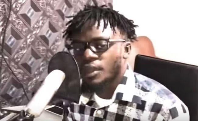 नाइजीरियाई युवक सैमुअल सिंह ने गाया ''''लगावेलू जब लिपिस्टिक, हिलेला आरा डिस्ट्रिक्ट...''''