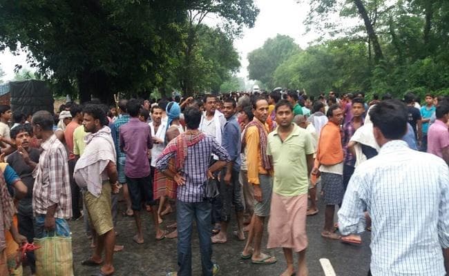 बिहार : समस्तीपुर में सड़क जाम कर रहे लोगों ने किया पथराव, थानाध्यक्ष समेत आधा दर्जन लोग जख्मी