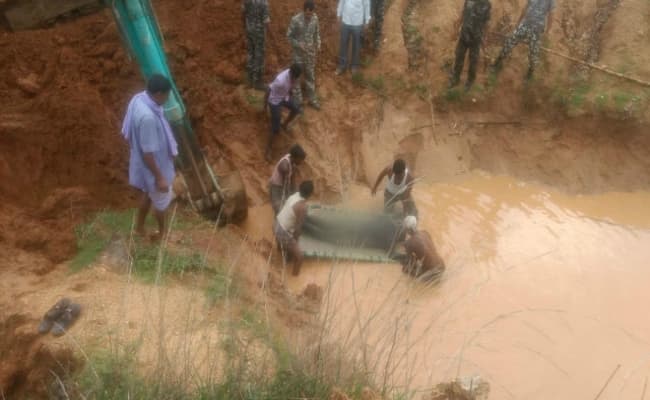 लापता रेलवे इंजीनियर का शव गड्ढे से मिला