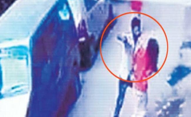 एकतरफा प्यार में आशिक ने किये चाकू से आठ वार, 15 मिनट सड़क पर तड़पती रही लड़की, मौत