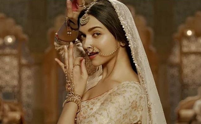 दीपिका पादुकोण ने बढ़ाई फीस, एक फिल्‍म के लिए लेंगी इतने करोड़