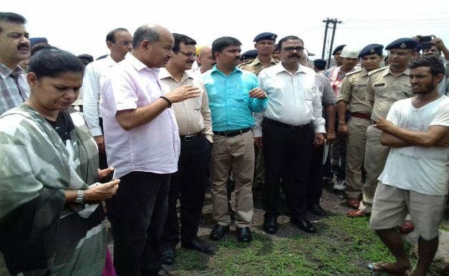 कोयला सचिव ने अग्नि प्रभावित क्षेत्रों का किया दौरा, कहा - जान जोखिम में डालकर रहना, आत्महत्या के बराबर