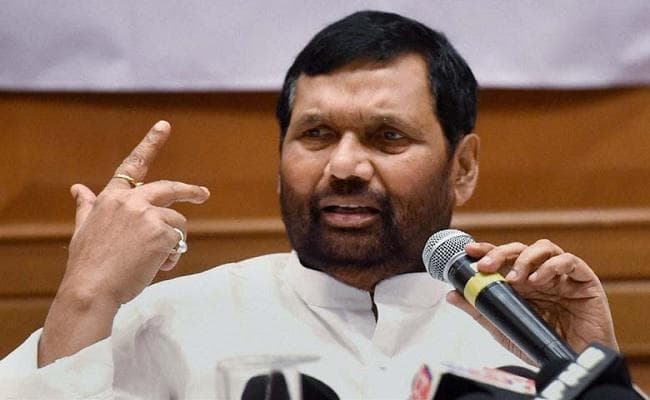 लालू को नीतीश से पूछना चाहिए कि सीबीआई की छापेमारी क्यों हुई : पासवान