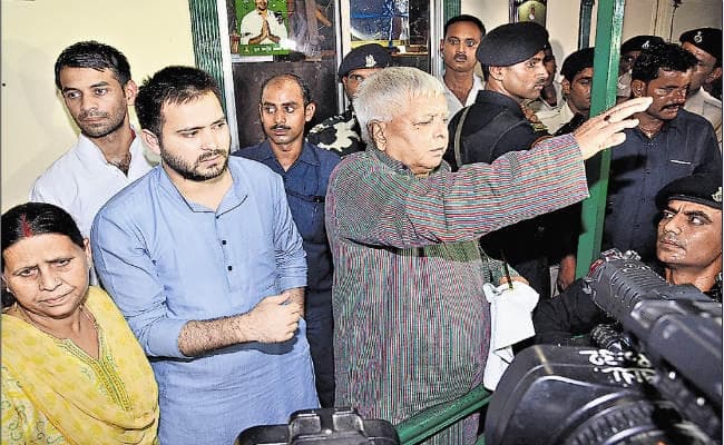 लालू-राबड़ी के आवास पर छापेमारी, सीबीआइ ने 11 घंटे तक कमरा खंगाला...जानिए क्‍या-क्‍या हुआ जब्‍त