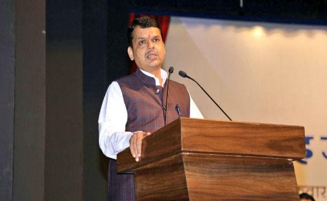 बाल-बाल बचे सीएम फडणवीस, हेलीकॉप्टर का पंखा हुआ चालू, गार्ड्स ने खींचकर बचाया