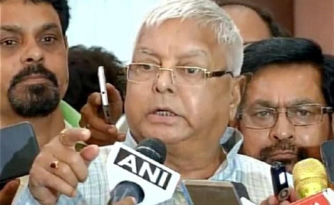 लालू यादव ने प्रेस कान्फ्रेंस में तेजस्वी को पत्रकार से बहस करने पर टोका, कहा - ए क्यों न्यूज बना रहे हो?