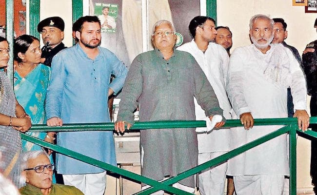 प्रधान संपादक आशुतोष चतुर्वेदी का विश्लेषण : अस्तित्व की लड़ाई लड़ रहे हैं लालू