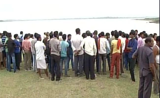 अतिउत्साहित थे युवक, लेने लगे सेल्फी तो पलट गयी नाव, दो की पानी में डूबकर मौत