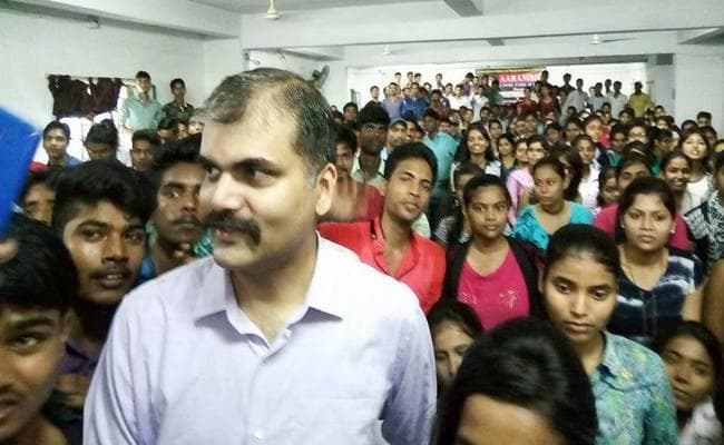 भागलपुर रेंज के युवाओं को सफलता के अनोखे गुरुमंत्र दे रहे हैं DIG विकास वैभव